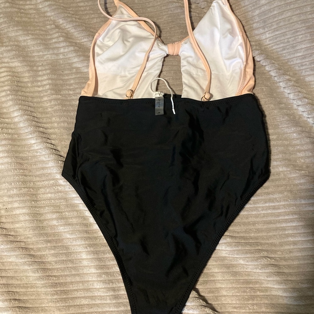 One piece - Picture 2 of 2